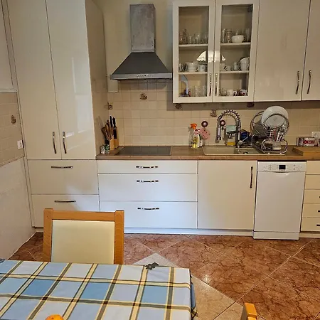 Bright Charming House With A Garten Balkony, Panoramic View And Full Equiped Kitchen דירה